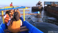 Untuk mendekat ke bangkai kapal itu, para wisatawan harus menaiki perahu dari pantai barat menuju pasir putih (Foto: Wisma Putra/detikcom)