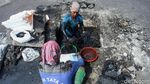 Aksi Pasukan Biru Kuras Gorong-gorong Glodok