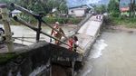 Duh! Jembatan di Solok Selatan Ambruk Diterjang Banjir