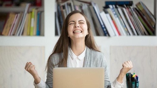 young attractive asian woman to see a smart phone