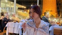 Terlihat anggun, Bae Suzy berfoto dengan segelas sampanye yang sedang ia nikmati. Foto: Instagram