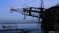 Posisi bangkai kapal itu kini sudah mendekat ke perairan Batu Mandi atau pasir putih (Foto: Wisma Putra/detikcom)