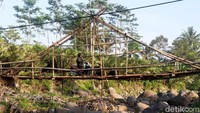 Melihat kondisi jembatan bambu yang memprihatinkan tersebut, Lukman pun berharap jembatan itu dibangun agar lebih aman, agar warga tak perlu lagi khawatir bila melintasi jembatan tersebut di kala musim hujan karena air sungai yang kerap meluap dan deras.