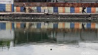 Air menggenangi perkampungan di Cengkareng itu selama puluhan tahun.