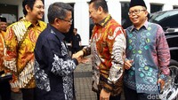 Setibanya di lokasi, para pimpinan MPR langsung disambut oleh Presiden PKS Sohibul Iman dan Sekjen PKS Mustafa Kamal beserta jajaran pimpinan PKS lainnya.
