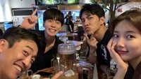 Terlihat akrab, keempat pemeran Vagabond yaitu Lee Seung Gi, Bae Suzy, Shin Sung Rok, dan Jang Hyuk Jin menikmati makan malam bersama. Foto: Instagram