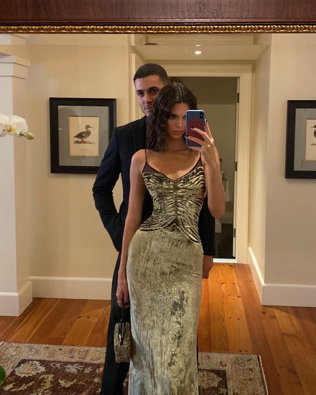 Inilah kebersamaan Kendall dan Fai saat menghadiri pernikahan  Justin Bieber dan Hailey Baldwin. we don’t date he’s just my date, begitu keterangan fotonya.  Foto: Instagram