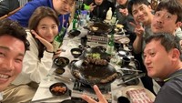 Drama Vagabond yang dinantikan penggemar setianya baru saja berakhir. Di balik layar kaca, para pemeran dan kru sering santap BBQ Korea bersama. Foto: Instagram