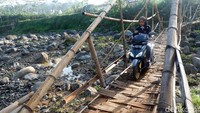 Menurut warga Desa Jebengplampitan, Lukman Saadilah, jembatan dari bambu ini dibuat setelah jembatan gantung rusak diterjang arus sungai 5 tahun lalu.