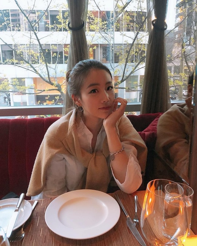 Ye Jin memutuskan untuk tidak lagi jadi anggota girlband karena banyak alasan tapi ada satu hal yang paling membahayakan. Yakni kebiasaan menyetir sang manajer. Ia mengaku melihat manajernya menyetir sambil main game dan dengan kaki.Foto: Instagram @misshanye