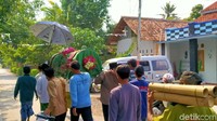 Suwaryo dan sang istri, Endriyati, tewas usai akibat serangan tawon Vespa affinis atau tawon ndhas di Pemalang, Jawa Tengah. Sebelumnya, Endriyati telah dimakamkan di Desa Kebandaran, Pemalang, pada Senin (25/11) kemarin.