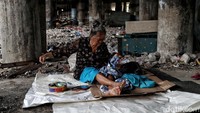 Namun, persaingan yang cukup tinggi untuk mendapatkan pekerjaan maupun bertahan hidup di Jakarta tak jarang membuat sebagian dari mereka justru semakin jatuh ke jurang kemiskinan.