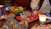 Helena juga hobi traveling sambil makan. Di Australia, ia menikmati aneka makanan sambil asyik membaca buku. Foto: instagram @helenalim899