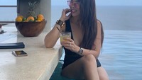 Santai di Bali, Helena menikmati segelas minuman dingin. Outfit seksi yang dikenakan Helena ini cocok dipakai di kafe yang dilengkapi kolam renang. Foto: instagram @helenalim899