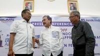 Hadir dalam kick off acara tersebut, Direktur Utama Perum Jamkrindo, Randi Anto bersama dengan Direktur Keuangan, Investasi, dan Manajemen Risiko I Rusdonobanu, Direktur Bisnis Penjaminan Amin Mas’udi sebelum menyampaikan paparannya mengenai kegiatan itu. Foto: dok. Jamkrindo