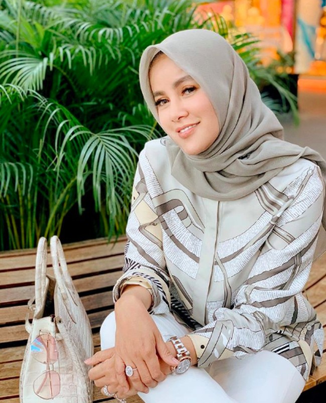 Satu lagi selebriti yang berhijab saat Ramadan 2019 yaitu Olla Ramlan. Sebenarnya aku sudah ingin memakai hijab dari lima tahun lalu, waktu pertama kali umrah sudah kepikrian, pengen, pengen, pengen. Tapi memang maju-mundur, maju-mundur, ungkap Olla saat diwawancara pada Mei 2019 tidak lama setelah memutuskan berhijab. Foto: Instagram @ollaramlanaufar