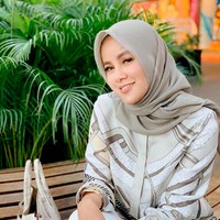 Satu lagi selebriti yang berhijab saat Ramadan 2019 yaitu Olla Ramlan. Sebenarnya aku sudah ingin memakai hijab dari lima tahun lalu, waktu pertama kali umrah sudah kepikrian, pengen, pengen, pengen. Tapi memang maju-mundur, maju-mundur, ungkap Olla saat diwawancara pada Mei 2019 tidak lama setelah memutuskan berhijab. Foto: Instagram @ollaramlanaufar
