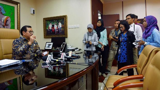 Seskab Pramono Anung saat menjawab tudingan Fadli Zon terkait stafsus milenial Jokowi.