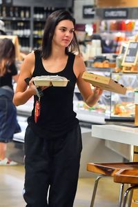 Hobi Makan Pizza hingga Burger, Ini Pola Makan Kendall Jenner yang Nyantai