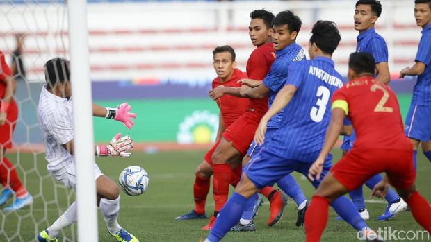 Kemelut di depan gawang Thailand yang mengawali gol pembuka Indonesia
