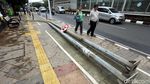 Tiang PJU Halangi Jalur Pejalan Kaki di Kampung Melayu