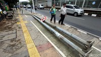 Tampak jalur disabilitas terhalang tiang lampu.
