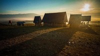 Dan kini, satu-satunya peternakan leluhur bernilai historis yang selalu mengundang decak kagum setiap pengunjung itu sedang megap-megap menjalani kehidupannya. Kerbau dan sapi-sapi beserta penggembala dan tetua adatnya sedang tertatih-tatih melanggengkan cerita peradaban di daerah itu. Basri Marzuki/Antara Foto.
