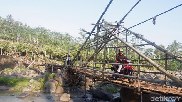 Jembatan Bambu Memprihatinkan Ini Jadi Penghubung 2 Kabupaten di Jateng