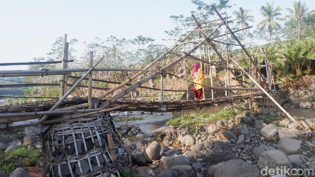 Jembatan Bambu Memprihatinkan Ini Jadi Penghubung 2 Kabupaten di Jateng