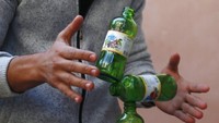 Untuk dapat menguasai kemampuan tersebut, al-Shenbari tak pernah lelah untuk berlatih dan mencari titik keseimbangan dari benda-benda yang akan ditumpuknya tersebut. Dengan begitu, benda-benda itu tak akan mudah terjatuh saat tengah ditumpuk.