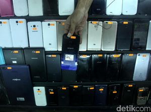 Pedagang Diimbau Habiskan Stok Ponsel BM