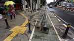 Tiang PJU Halangi Jalur Pejalan Kaki di Kampung Melayu