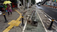 Keberadaan tiang PJU sangat menggangu dan menghalangi warga yang melintas di trotoar tersebut.