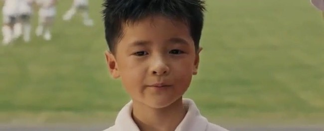 Rambut Xu Jiao yang panjang kemudian dicukur untuk memerankan anak Chow. Aslinya adalah anak perempuan, penampilan Xu Jiao dalam film tersebut sebagai sosok anak laki-laki banyak mendapat pujian karena kemampuan aktingnya yang natural. Dia pun memenangkan penghargaan pendatang baru terbaik di Penghargaan Perfilman Hong Kong ke-28 atas penampilannya dalam film tersebut. Foto: Youtube
