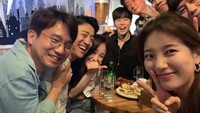 Para pemeran dan kru drama Vagabond tak terlihat kaku saat berfoto bersama saat santap malam. Foto: Instagram