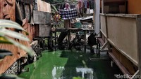 Warga bertahan dengan membangun rumah semi permanen.