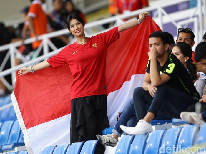 Maria Ozawa atau biasa dikenal Miyabi hadir di Rizal Memorial Stadium, Filipina, Selasa (26/11/2019). Kedatangan Miyabi ini demi memberikan dukungan kepada timnas Indonesia.