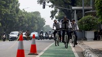 Sejumlah petugas Dinas Perhubungan (Dishub) melakukan patroli di jalur sepeda yang berada di kawasan Jalan Merdeka Selatan, Jakarta, Selasa (26/11/2019).