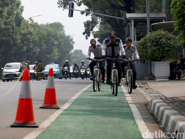 Hati-hati! Kendaraan yang Terobos Jalur Sepeda Akan Ditilang Polisi