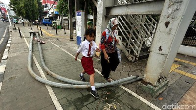 Tiang PJU Halangi Jalur Pejalan Kaki di Kampung Melayu