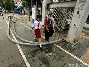 Tiang PJU Halangi Jalur Pejalan Kaki di Kampung Melayu