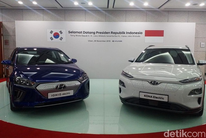 Presiden Joko Widodo (Jokowi) menyambangi pabrik mobil Hyundai di Ulsan Korea Selatan. Jokowi sempat menandatangani salah satu mobil listrik Hyundai.