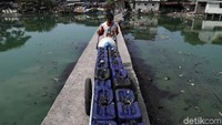 Untuk memenuhi kebutuhan air bersih, warga harus membeli dari pedagang keliling.