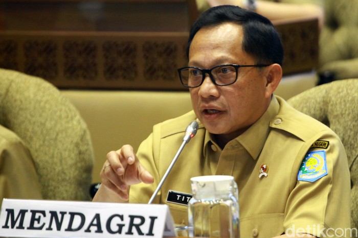 Mendagri Tito Karnavian menghadiri rapat kerja (raker) bersama Komisi II DPR RI. Rapat itu membahas pergeseran anggaran Kemendagri 2019