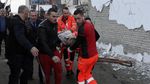 Evakuasi Korban Gempa di Albania