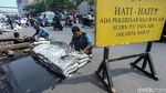 Aksi Pasukan Biru Kuras Gorong-gorong Glodok