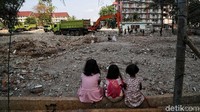 Sejumlah anak menyaksikan proses revitalisasi Rusunawa Penjaringan.