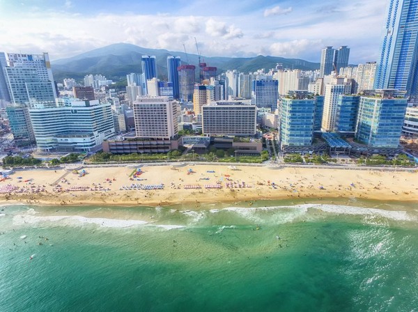 Pantai Haeundae memilki panjang 1,5 km dan lebar 30-50 meter. Pantai ini selalu ramai oleh masyarakat Korea dan turis mancanegara, apalagi saat musim panas tiba. (iStock) Pantai Haeundae memilki panjang 1,5 km dan lebar 30-50 meter. Pantai ini selalu ramai oleh masyarakat Korea dan turis mancanegara, apalagi saat musim panas tiba. (iStock)