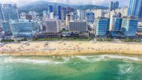Pantai Haeundae memilki panjang 1,5 km dan lebar 30-50 meter. Pantai ini selalu ramai oleh masyarakat Korea dan turis mancanegara, apalagi saat musim panas tiba. (iStock)