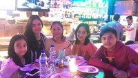 Berlibur di Singapura, Tary cicip pizza bersama keluarganya. Selalu dikelilingi keluarga adalah support terbesar yang terus menerus saya syukuri, ujar wanita berdarah Aceh ini. Foto: Instagram cuttaryofficial